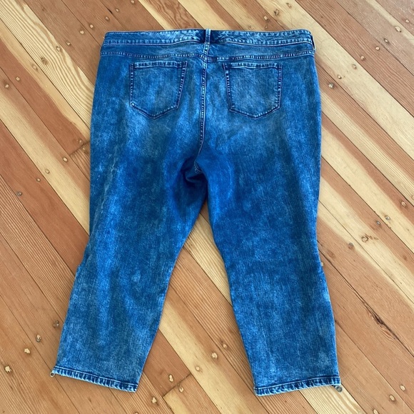 Torrid Acid Wash Distressed Denim Jean Capri Pants Plus Size 24 - Picture 4 of 4